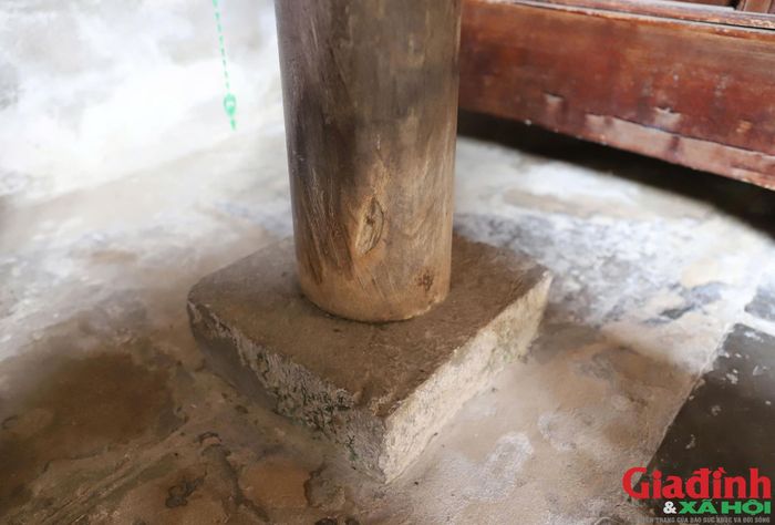 Những tảng đá có tuổi đời hàng chục năm được dùng để kê cao hệ thống cột trong các căn nhà xây bằng sò mỏ, giúp chống ẩm mốc, mối mọt và đảm bảo sự vững chắc cho cột nhà.