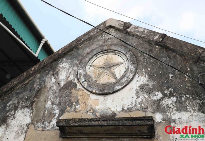 Phần "đốc" (mái hiên) của căn nhà cấp 4 của một gia đình ở xã Diễn Bích được xây dựng từ vật liệu sò mỏ, có tuổi đời hơn 70 năm.