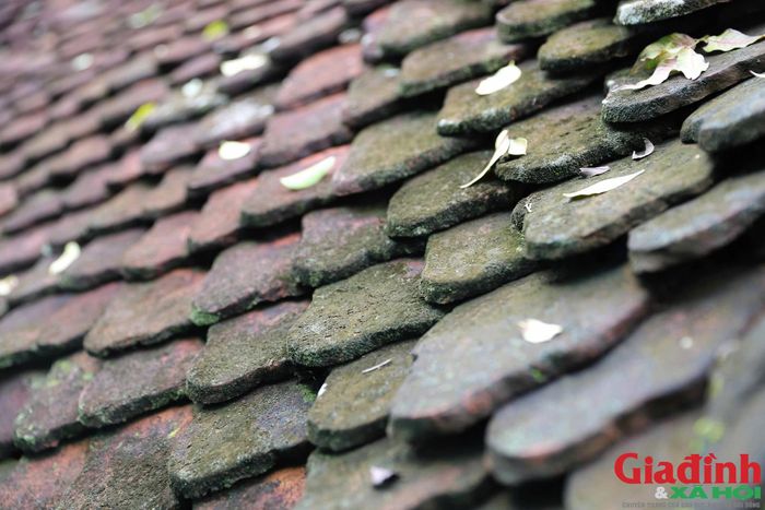 Mỗi viên ngói được nhào nặn từ đất, tạo hình thủ công một cách tỉ mỉ. Sau đó, được nung chín trong lò với nguồn nhiệt rất cao, tạo nên độ bền vững và màu sắc đặc trưng.