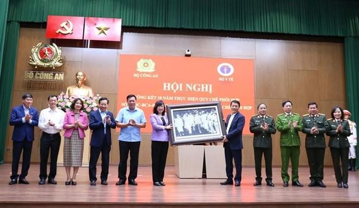 Thay mặt các đồng chí lãnh đạo Bộ Công an, Bộ trưởng Lương Tam Quang tặng quà niệm Bộ Y tế.
