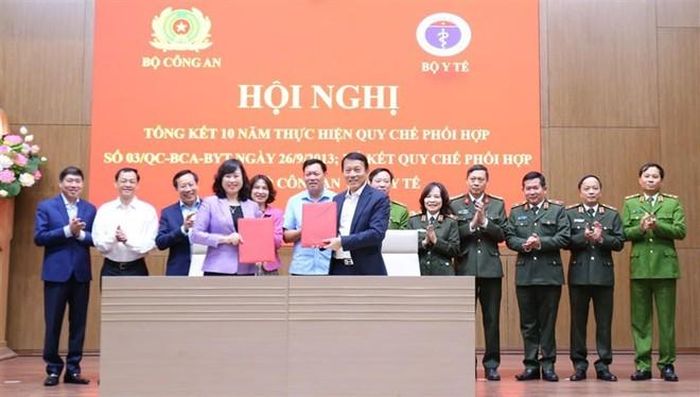 Bộ trưởng Lương Tam Quang và Bộ trưởng Đào Hồng Lan ký Quy chế phối hợp giữa Bộ Công an và Bộ Y tế.