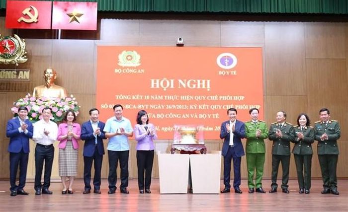 Bộ trưởng Đào Hồng Lan và các đồng chí lãnh đạo Bộ Y tế tặng quà lưu niệm Bộ Công an.