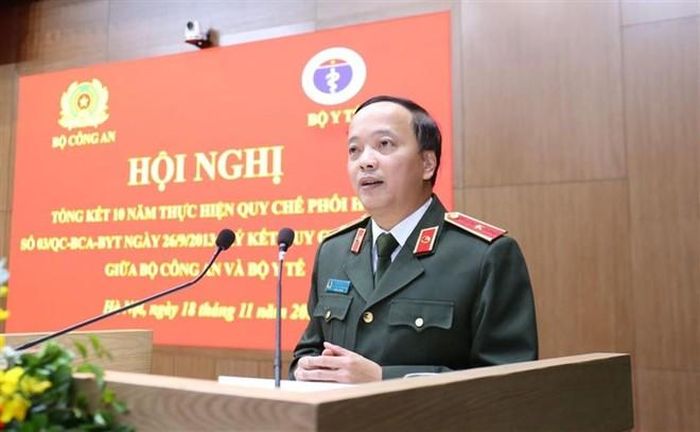  Thiếu tướng Đặng Hồng Đức, Chánh Văn phòng Bộ trình bày Báo cáo tóm tắt Tổng kết 10 năm triển khai thực hiện Quy chế phối hợp số 03/QC-BCA-BYT, ngày 26/9/2013 giữa Bộ Công an và Bộ Y tế.