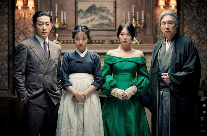 Kim Min Hee (váy xanh) trong phim "The Handmaiden"