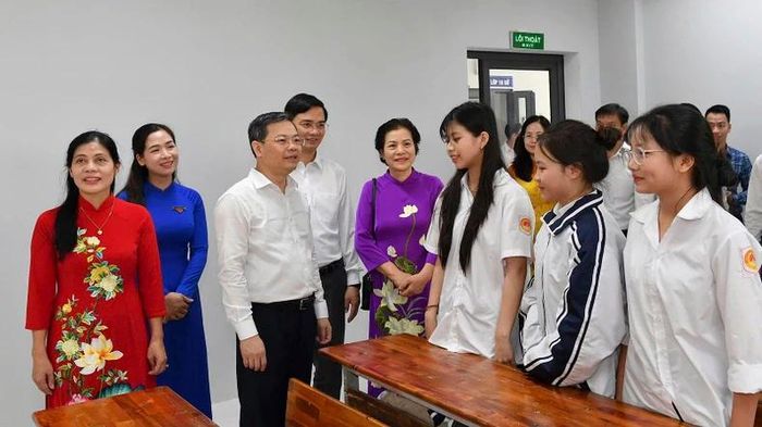 Đồng chí Nguyễn Văn Sơn, Chủ tịch UBND tỉnh Tuyên Quang và lãnh đạo tỉnh Tuyên Quang tham quan cơ sở vật chất tại Trường THPT chuyên Tuyên Quang.