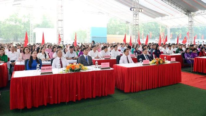 Các đại biểu tham dự buổi lễ.