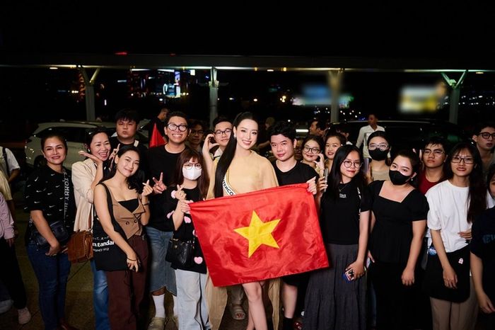 Nàng hậu thân thiện giao lưu, chụp ảnh kỷ niệm và thực hiện thử thách catwalk ngay tại sân bay, nhằm đáp lại tình cảm của mọi người.