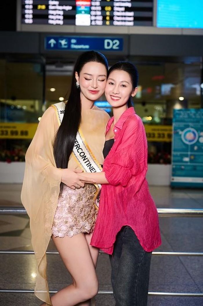 Hoa hậu Võ Lê Quế Anh cổ vũ tinh thần cho Khánh Linh.