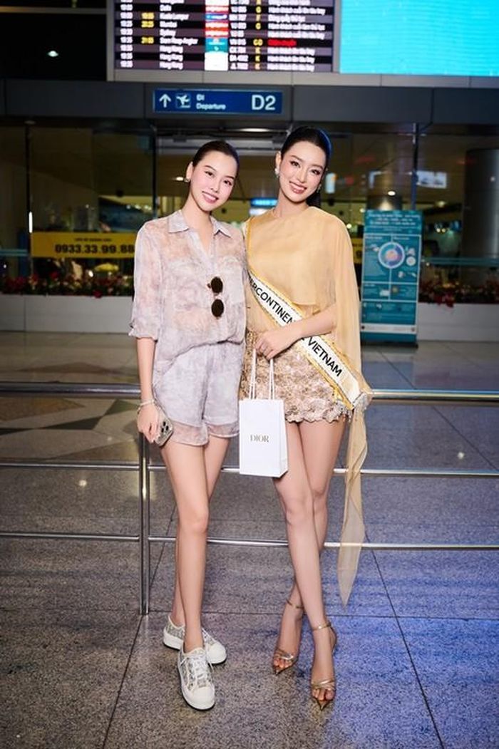 Nàng hậu tươi tắn trước chuyến bay sang Ai Cập.