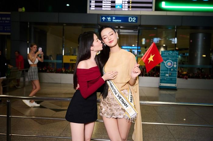 Khánh Linh diện váy ngắn, khoe khéo đôi chân dài.
