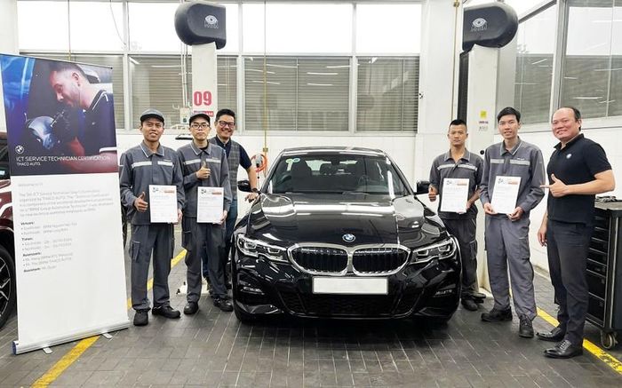 Đội ngũ kỹ thuật viên nhận chứng chỉ sau khi hoàn thành đào tạo tại TP.HCM
