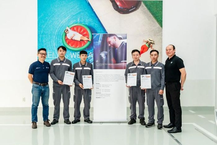 Đội ngũ kỹ thuật viên nhận chứng chỉ sau khi hoàn thành đào tạo tại TP.HCM