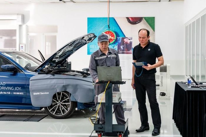 Kỹ thuật viên trải qua khóa đào tạo dưới sự đánh giá của các chuyên gia BMW