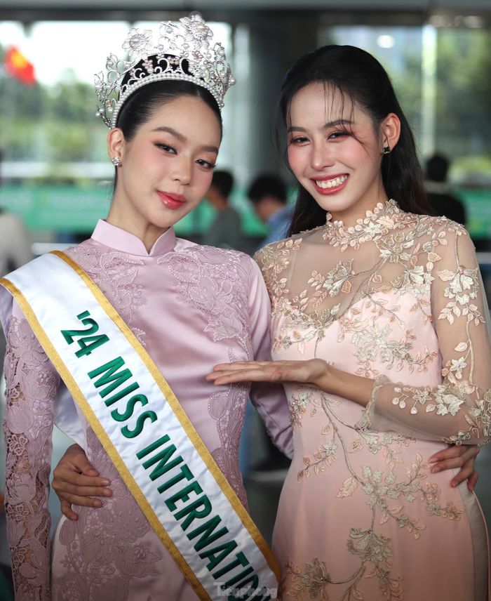 Cùng trưởng thành từ HHVN 2022, Á hậu Ngọc Hằng trở thành người dẫn chương trình đón Hoa hậu Quốc tế 2024 Huỳnh Thị Thanh Thủy về nước.