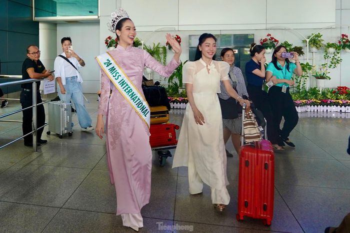 Hoa hậu Thanh Thủy được chào đón trong vòng tay đông đảo của người hâm mộ. Nhiều người hâm mộ có mặt từ sớm ở sân bay Tân Sơn Nhất (TP.HCM) để đón chào cô gái mang tự hào cho sắc đẹp Việt.