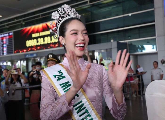 Thanh Thủy ghi điểm với vẻ ngoài tràn đầy năng lượng, liên tục vẫy tay chào người hâm mộ. Bộ áo dài hồng của của nhà thiết kế Liên Hương làm tăng lên vẻ ngọt ngào, xinh xắn của Thanh Thủy.