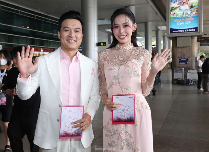 Áo dài của Á hậu Lê Nguyễn Ngọc Hằng mang màu sắc hồng nhạt, thêu, đính hoa. "Chúng tôi chỉ được 36 giờ để hoàn tất 3 bộ áo dài. Đối với thương hiệu lâu đời, trên 30 năm, thời gian gấp rút đó không là trở ngại. Đội ngũ của chúng tôi đã làm việc đến 1h sáng 18/11 để hoàn thành những thiết kế độc bản mang tính thẩm mỹ cao", bà Trisha Võ nêu.