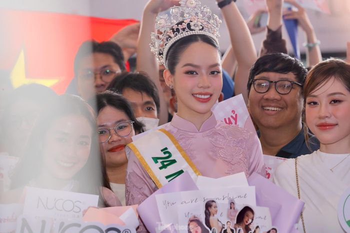 Sáng 18/11, Hoa hậu Thanh Thủy trở về nước sau 20 ngày chinh chiến và giành ngôi vị cao nhất tại đấu trường nhan sắc Hoa hậu Quốc tế 2024 ở Nhật Bản. Cô xuất hiện rạng rỡ trong bộ áo dài hồng thanh lịch, nền nã.