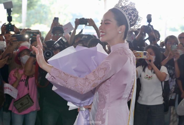 "Chúng tôi đã sử dụng chất liệu lụa 100% để tạo sự thoải mái cho hoa hậu khi diễu hành giữa đường phố TPHCM dưới nắng ban trưa…", bà Trisha Võ nêu. Phần thân áo được làm hoàn toàn từ lụa và phần tay áo được đính ren nhằm tạo nên điểm nhấn cho bộ áo dài. Ngoài áo dài của Hoa hậu Thanh Thủy, nhà thiết kế cũng mang đến hai thiết kế áo dài nền nã tôn lên vẻ đẹp phụ nữ Việt dành cho Á hậu Lê Nguyễn Ngọc Hằng.
