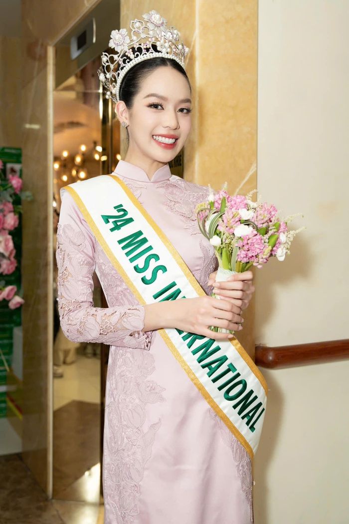 Đứng trên xe buýt 2 tầng, Hoa hậu Thanh Thủy luôn tươi cười và thân thiện vẫy tay chào những người hâm mộ háo hức theo dõi hành trình. Cô nhận được nhiều tình cảm của người hâm mộ và được khen diện áo dài đẹp như đóa hoa.