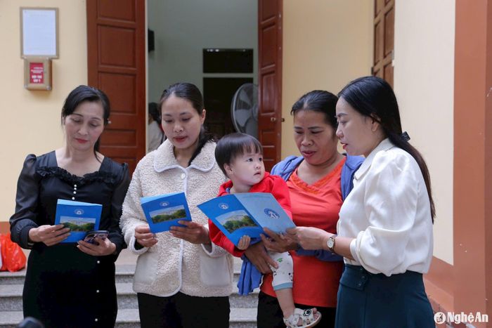 Viên chức dân số xã Nam Lĩnh (Nam Đàn) tuyên truyền về vấn đề mất cân bằng giới tính khi sinh cho người dân. Ảnh: Mỹ Hà