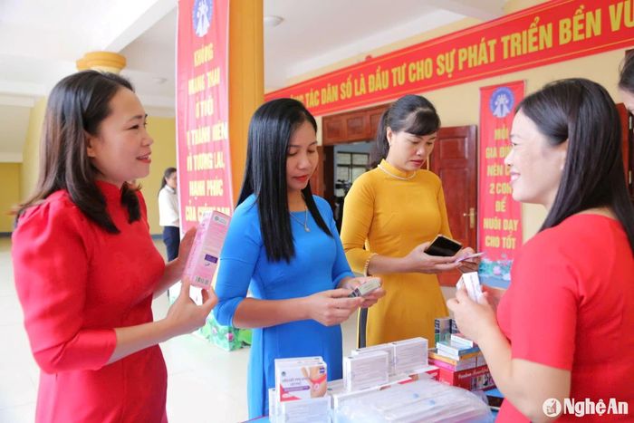 Người dân tìm hiểu về các biện pháp kế hoạch hóa gia đình. Ảnh: Mỹ Hà