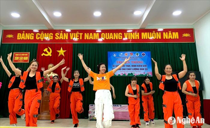 Người dân huyện Nam Đàn hưởng ứng buổi truyền thông về giới, giới tính, định kiến giới và nâng cao chất lượng dân số. Ảnh: CSCC