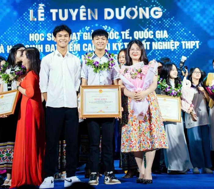 Cô Phan Thị Hồng Hải cùng hai em Nguyễn Huy Nhật và Nguyễn Quốc Cường tại Lễ Tuyên dương học sinh đạt giải cao trong kỳ thi Tốt nghiệp Trung học phổ thông năm 2023. Ảnh: Nhân vật cung cấp