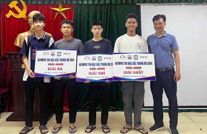Cậu học trò đồng bào Thái Phan Ka Ka (thứ 3 từ phải sang) đạt giải Nhì cuộc thi Olympic Tin học Bắc Trung Bộ năm 2024. Ảnh tư liệu: Nhân vật cung cấp