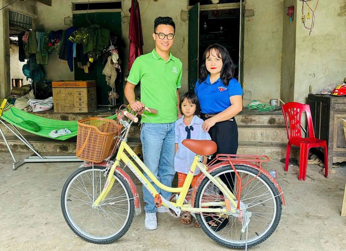 Từ cầu nối là cô Phạm Thị Lan, nhiều nhà hảo tâm trong, ngoài địa bàn huyện Yên Thành đã kịp thời hỗ trợ nhiều em nhỏ có hoàn cảnh khó khăn trong thời gian qua. Ảnh: Nhân vật cung cấp