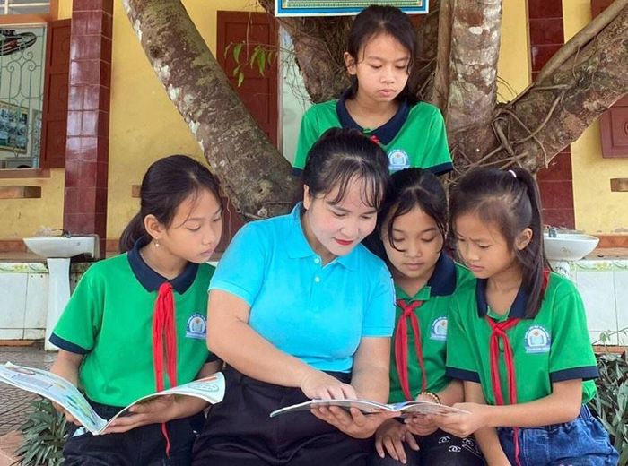 Giáo viên Tổng Phụ trách Đội Phạm Thị Lan cùng các học trò của mình. Ảnh: Thanh Quỳnh