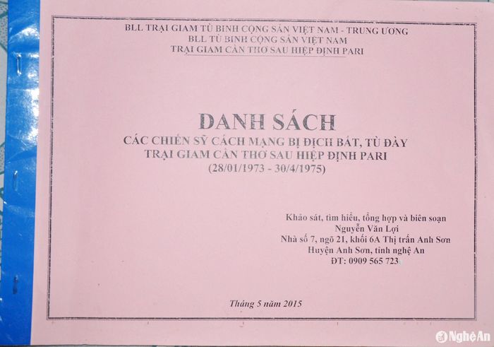 Cuốn sổ ghi danh sách, địa chỉ của những người bạn tù do ông Nguyễn Văn Lợi tổng hợp. Ảnh: Công Kiên