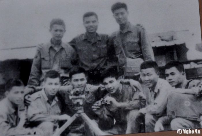 Chiến sĩ Nguyễn Văn Lợi (hàng trước, thứ 3, phải sang) ở chiến trường Quảng Trị. Ảnh: NVCC