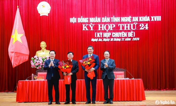 Bí thư Tỉnh ủy, Chủ tịch UBND tỉnh Nguyễn Đức Trung và Phó Chủ tịch Thường trực HĐND tỉnh Nguyễn Nam Đình tặng hoa cho nguyên Chủ tịch HĐND tỉnh Nghệ An Thái Thanh Quý và người kế nhiệm là Phó Bí thư Thường trực Tỉnh ủy Hoàng Nghĩa Hiếu. Ảnh: Thành Duy