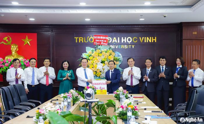 Đồng chí Nguyễn Đức Trung - Bí thư Tỉnh ủy, Chủ tịch UBND tỉnh cùng đoàn công tác tặng lẵng hoa chúc mừng Trường Đại học Vinh nhân kỷ niệm 42 năm Ngày nhà giáo Việt Nam và 65 năm thành lập trường. Ảnh: Phạm Bằng