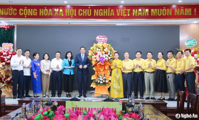 Đồng chí Hoàng Nghĩa Hiếu - Phó Bí thư Thường trực Tỉnh ủy và đoàn công tác tặng hoa chúc mừng Ủy ban Mặt trận Tổ quốc tỉnh nhân kỷ niệm 94 năm ngày thành lập Mặt trận Dân tộc thống nhất Việt Nam (18/11/1930 - 18/11/2024). Ảnh: Mai Hoa