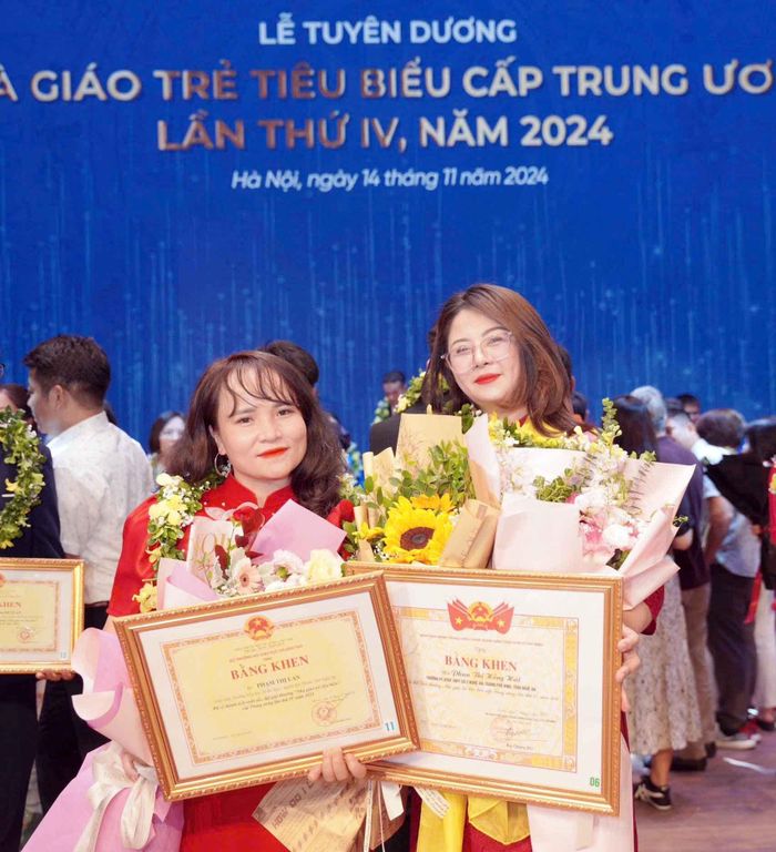 Hai cô giáo Phan Thị Hồng Hải và Phạm Thị Lan tại chương trình tuyên dương “Nhà giáo trẻ tiêu biểu” toàn quốc năm 2024. Ảnh: Nhân vật cung cấp