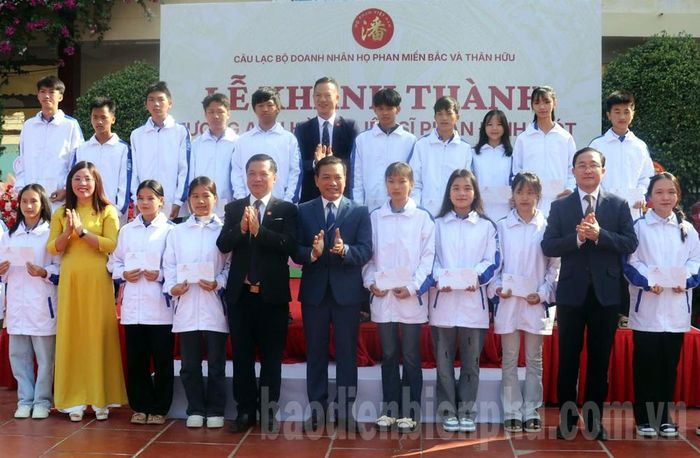 Trao tặng 20 suất học bổng cho học sinh Trường THPT Phan Đình Giót có thành tích tốt trong học tập và rèn luyện.