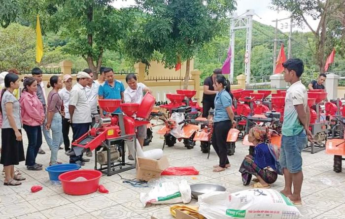Cán bộ xã Vĩnh Ô, huyện Vĩnh Linh vận động người dân sử dụng máy xay xát lúa đời mới để nâng cao chất lượng lúa gạo- Ảnh: T.LINH