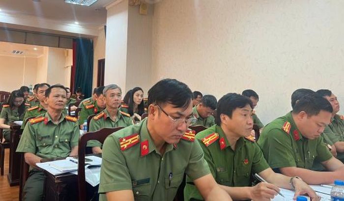 CBCS lắng nghe các chuyên đề của lớp tập huấn.