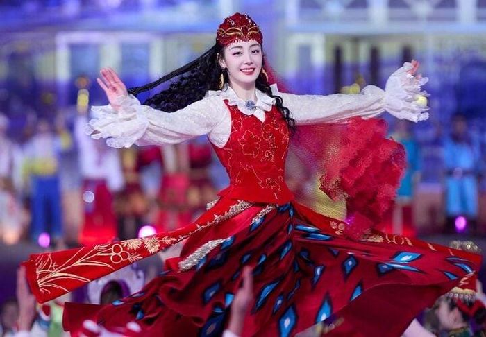Địch Lệ Nhiệt Ba, mỹ nhân nổi tiếng của vùng đất Tân Cương. (Ảnh: Weibo)