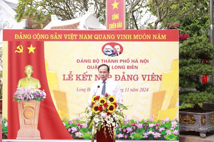 Bí thư Quận ủy, Chủ tịch HĐND quận Đường Hoài Nam phát biểu tại lễ kết nạp Đảng. Ảnh: Đình Hiệp