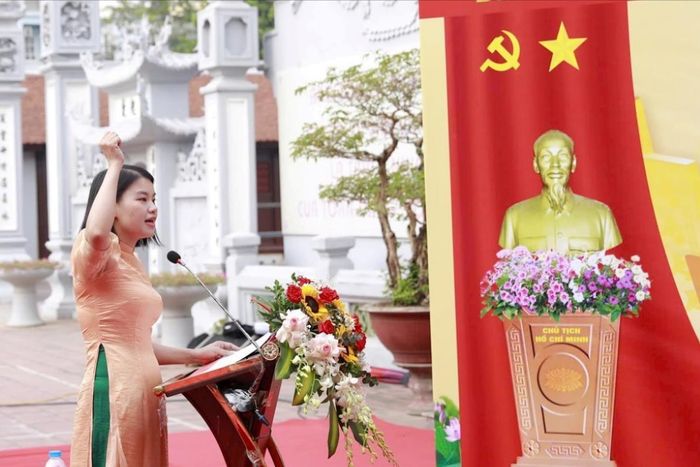 Đảng viên mới tuyên thệ, nguyện quyết tâm phấn đấu để luôn xứng đáng là người đảng viên gương mẫu. Ảnh: Đình Hiệp