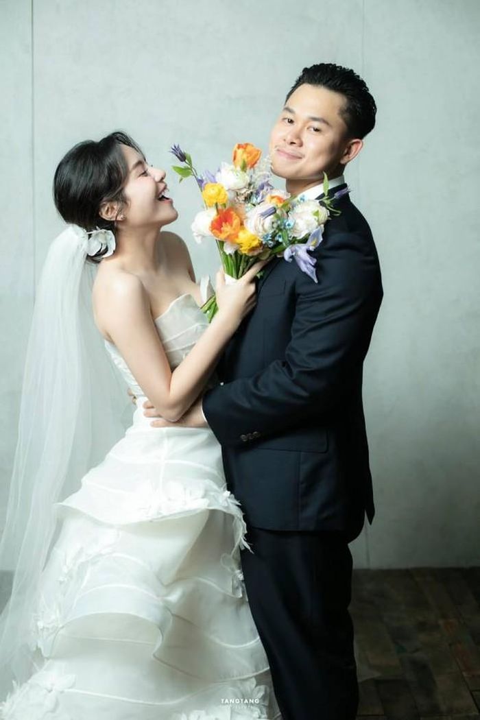 Đây cũng là lần đầu tiên Thái Minh - chồng của Thái Trinh - lộ diện trước công chúng. Anh sinh năm 1999, làm việc trong ngành nhựa, sở hữu ngoại hình điển trai và chiều cao nổi bật