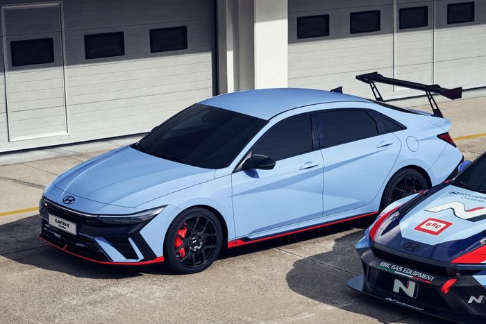Ra mắt tại Hyundai N Car Meet 2024, Hyundai Elantra N TCR Edition vừa chính thức được giới thiệu với một số nâng cấp. Tại Hàn Quốc, xe còn có tên là Avante N TCR Edition.