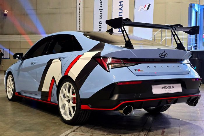 Với bản Elantra N tiêu chuẩn, khách hàng có thể lựa chọn giữa hộp số sàn 6 cấp hoặc hộp số ly hợp kép DCT 8 cấp. Mẫu xe thể thao này chỉ có tùy chọn dẫn động cầu trước.