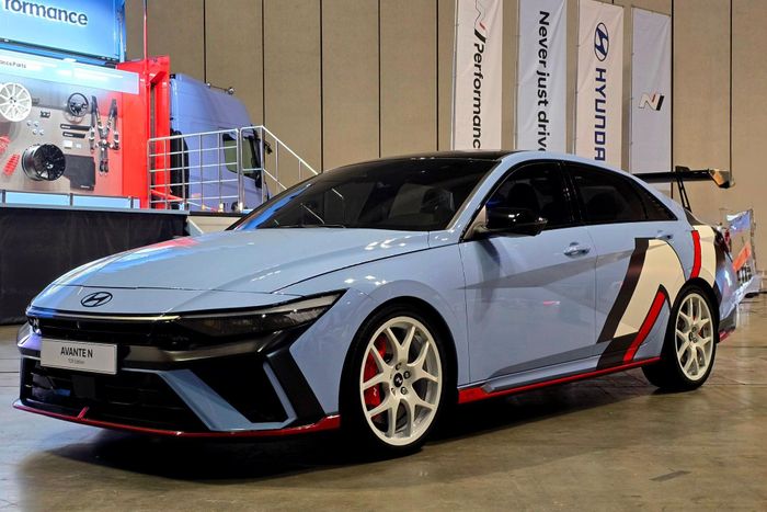 Tuy mang phong cách xe đua, Hyundai Elantra N TCR Edition vẫn giữ nguyên thông số vận hành so với chiếc Elantra N tiêu chuẩn, gồm động cơ 4 xy-lanh tăng áp 2.0L, công suất 280 mã lực và mô-men xoắn 400 Nm.
