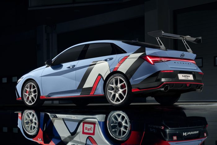 Đặc biệt hơn, Hyundai Elantra N TCR Edition phiên bản dành cho thị trường Hàn Quốc sẽ được cung cấp bộ tem đua ngoại thất độc quyền.