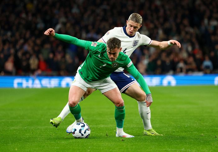  Trong trận thắng 5-0 trước Ireland, Gallagher không chỉ ghi bàn thắng đầu tiên cho đội tuyển quốc gia, mà còn thể hiện một màn trình diễn toàn diện ở khu trung tuyến. 