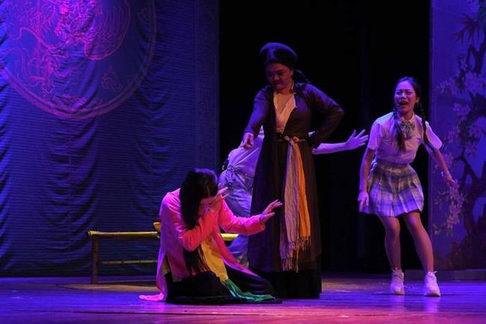 Trên sân khấu chèo của chương trình cùng xuất hiện nhân vật thuộc về thời quá khứ và nhân vật đến từ thời hiện đại
